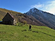 20 Baita Baciamorti (1453 m) con vista sul Venturosa (1099 m)